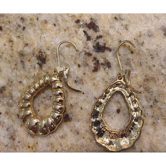 Gold Tone Monet Shell Shrimp Scalloped Necklace & Dangle Earrings Set - Picture 3 of 11